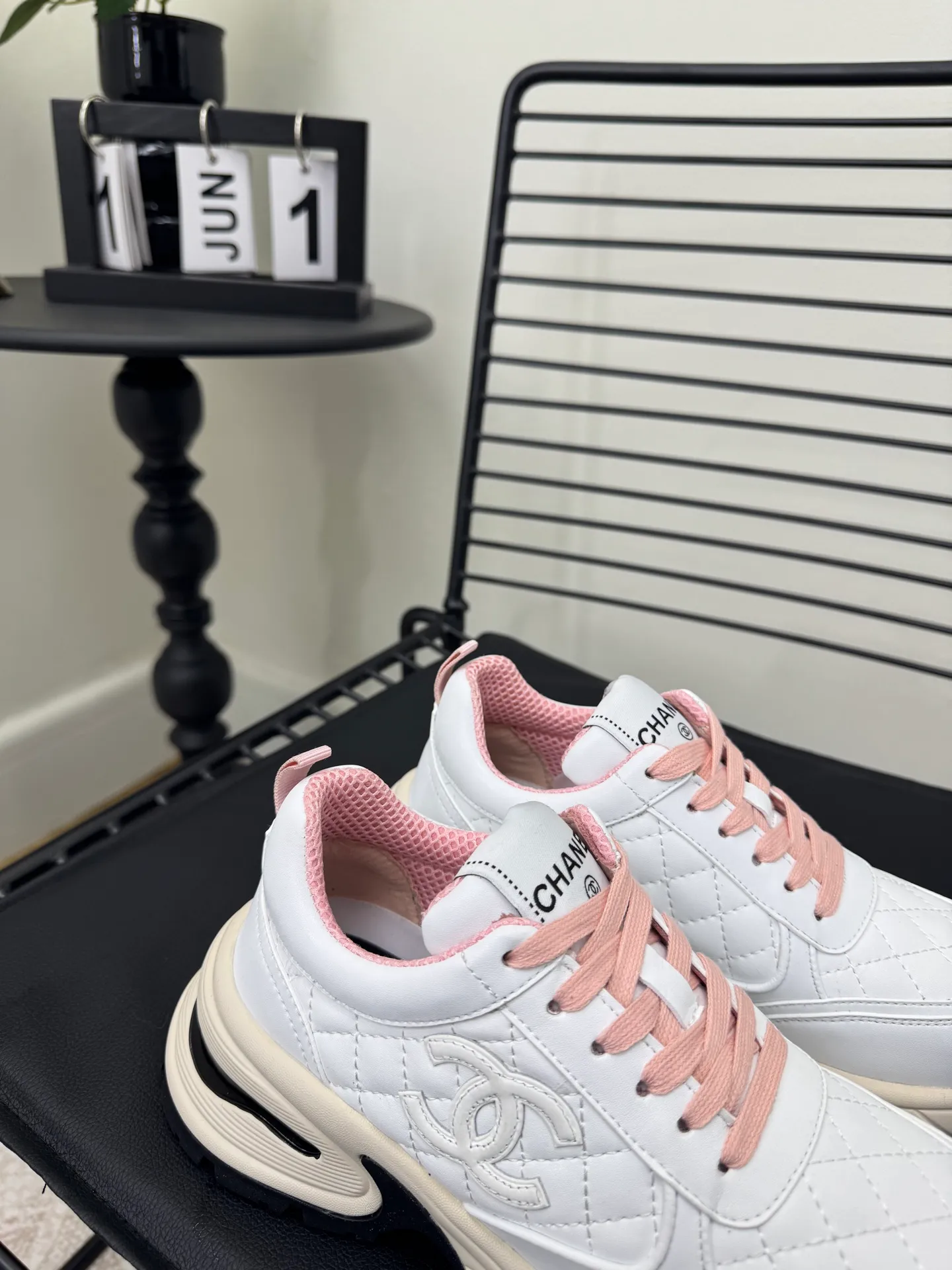 Men's men's shoes pP660! Size: 35-41 Chanel 25C new Chanel sports and casual shoes. Versatile white shoes. You can’t go wrong with the styles. The contrasting colors are full of vitality. The logo embossed on the side is very delicate on the feet. The upper is made of original customized materials. The original outsole.